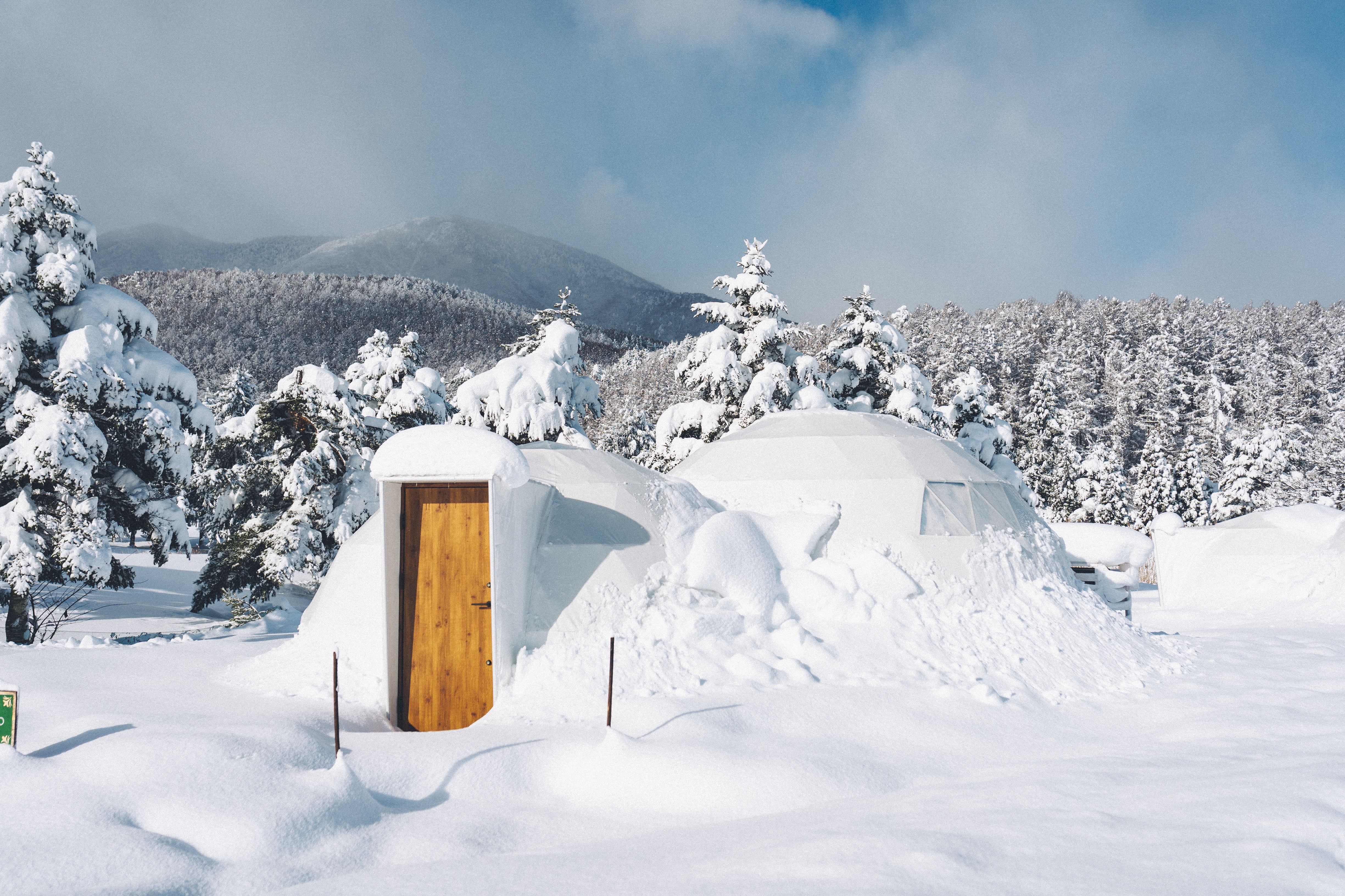 雪の中のドームテント